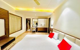 Newtown Business Club 4*